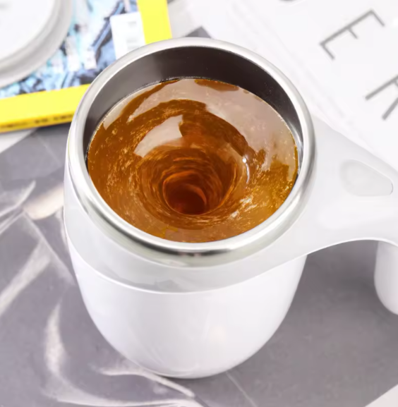 “Coffee Twist” — La taza que mezcla tu café con solo presionar un botón ☕✨